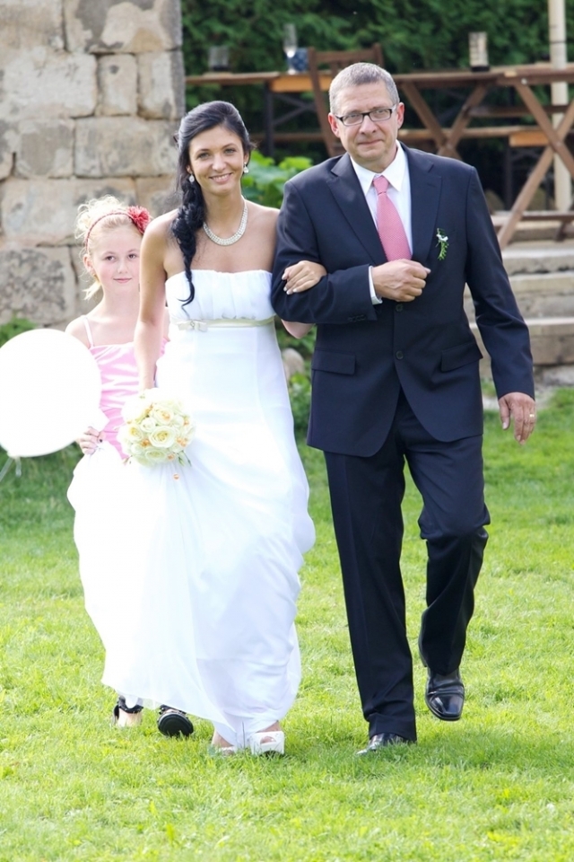 Reportáž: Krásná venkovní svatba v Českém ráji