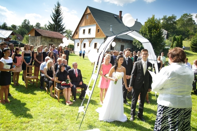 Reportáž: Krásná venkovní svatba v Českém ráji