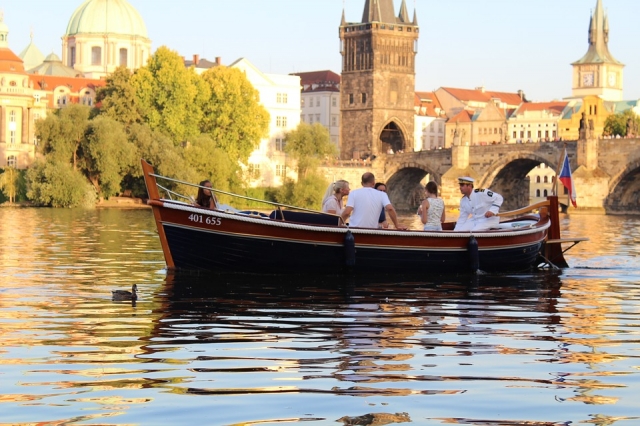 Neobvyklé příjezdy na svatbu