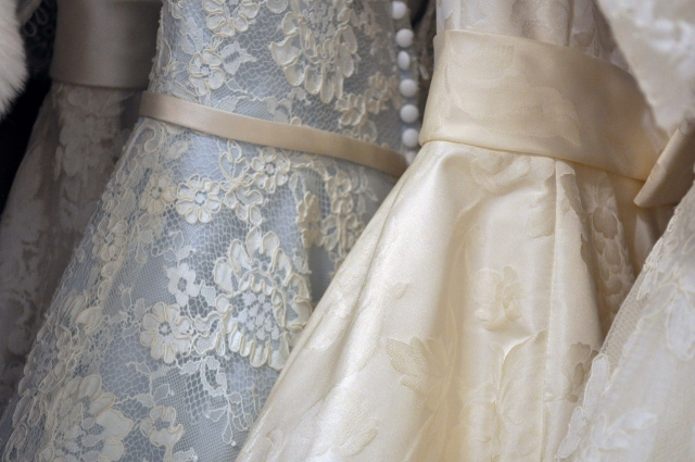 Modré svatební šaty