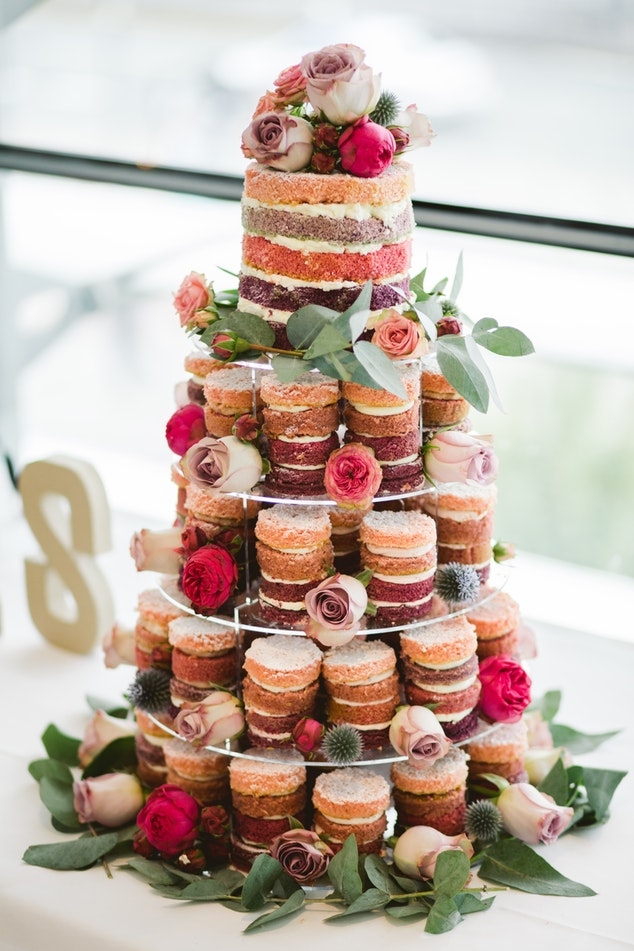 Svatební dort na svatbě nesmí chybět. Kolik stojí a podle čeho ho vybrat?