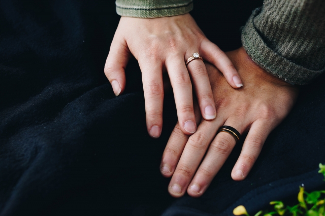 Nezáleží, co nosíte na levém prsteníčku. Mnohem důležitější je dodržení slibu, který jste si s partnerem dali.