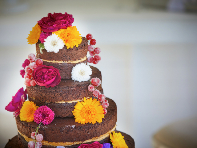 Nahý dort zdobený živými květy: Které druhy použít?
