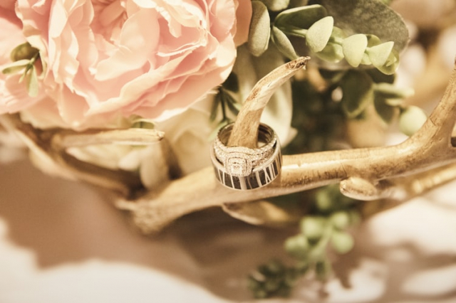 Na čem přinést snubní prstýnky k oltáři: Nápady na originální podložky
