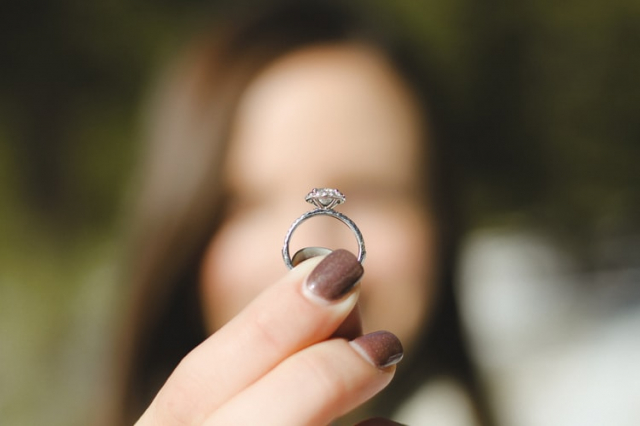 Snubní prsteny i po letech jako nové. Jak o ně pečovat?