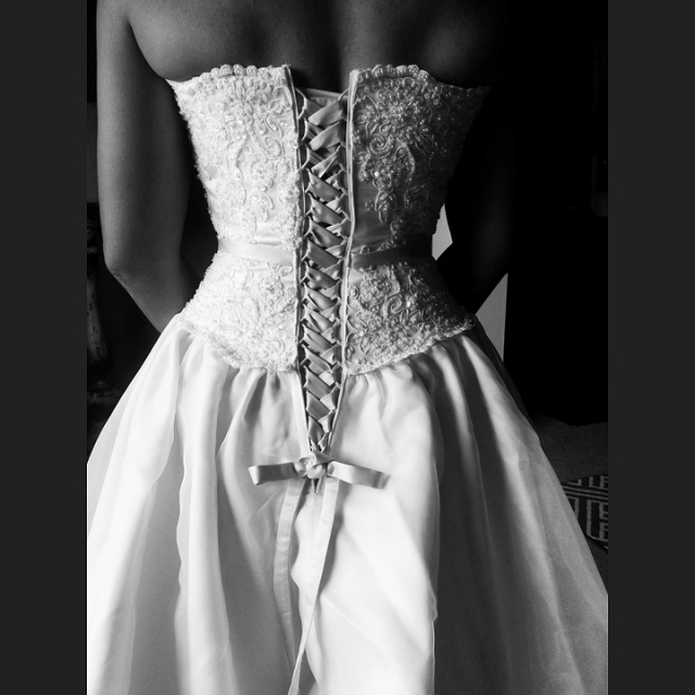 Asymetrický střih a bohaté zdobení: Vybíráme svatební šaty pro malá prsa
