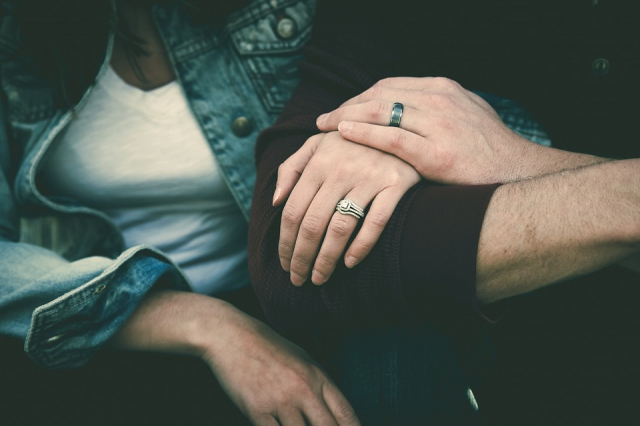 Zásnubní a snubní prsteny od A do Z: Tradice, rozdíly a nošení
