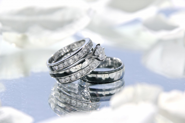 Zásnubní a snubní prsteny od A do Z: Tradice, rozdíly a nošení