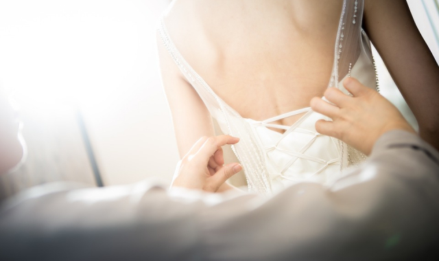 Asymetrický střih a bohaté zdobení: Vybíráme svatební šaty pro malá prsa