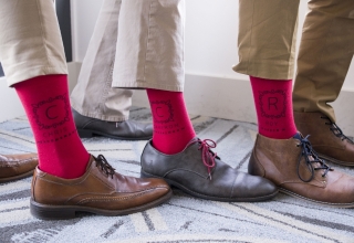 Barevné ponožky na svatbu? Stylové zpestření