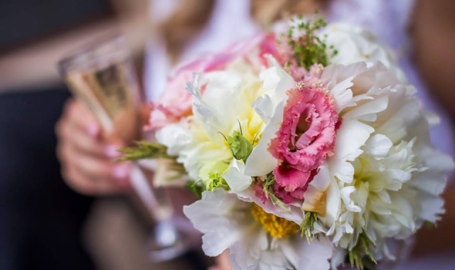 Bílé nebo barevné kytice, jak vybrat svatební kytici