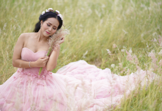 Modní hit: Svatební šaty mohou hýřit barvami