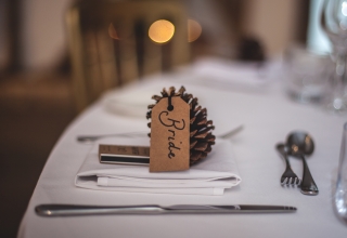 Originální jmenovky na svatební stůl: Které vybrat?