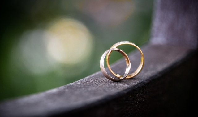 Personalizované snubní prsteny: S otiskem prstů i polohou planet