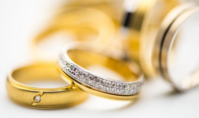 Snubní prsteny i po letech jako nové. Jak o ně pečovat?