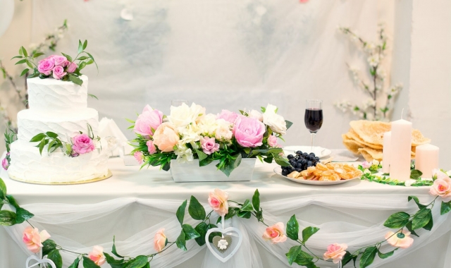 Svatební dort na svatbě nesmí chybět. Kolik stojí a podle čeho ho vybrat?