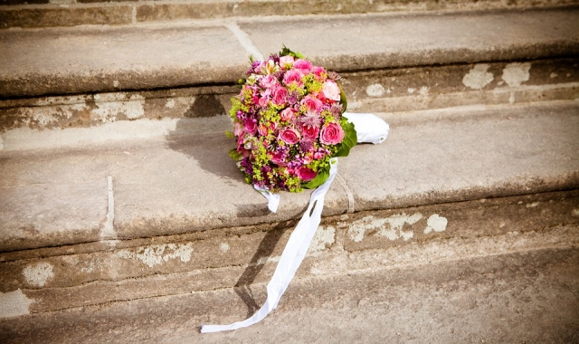 Svatební květinová výzdoba: rustikální, nebo klasika?
