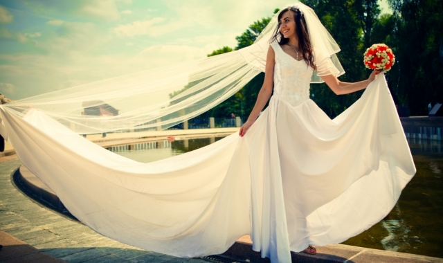 Svatební šaty s vlečkou – ano nebo ne?