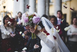 Svatební zvyky: Házení svatební kyticí