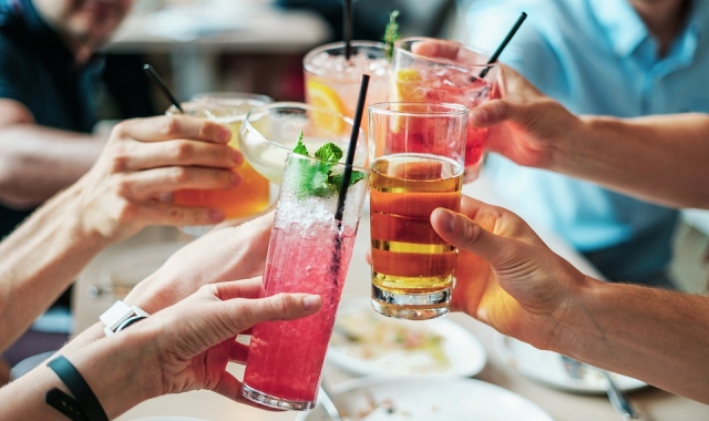 Tipy na osvěžující nápoje pro letní svatbu
